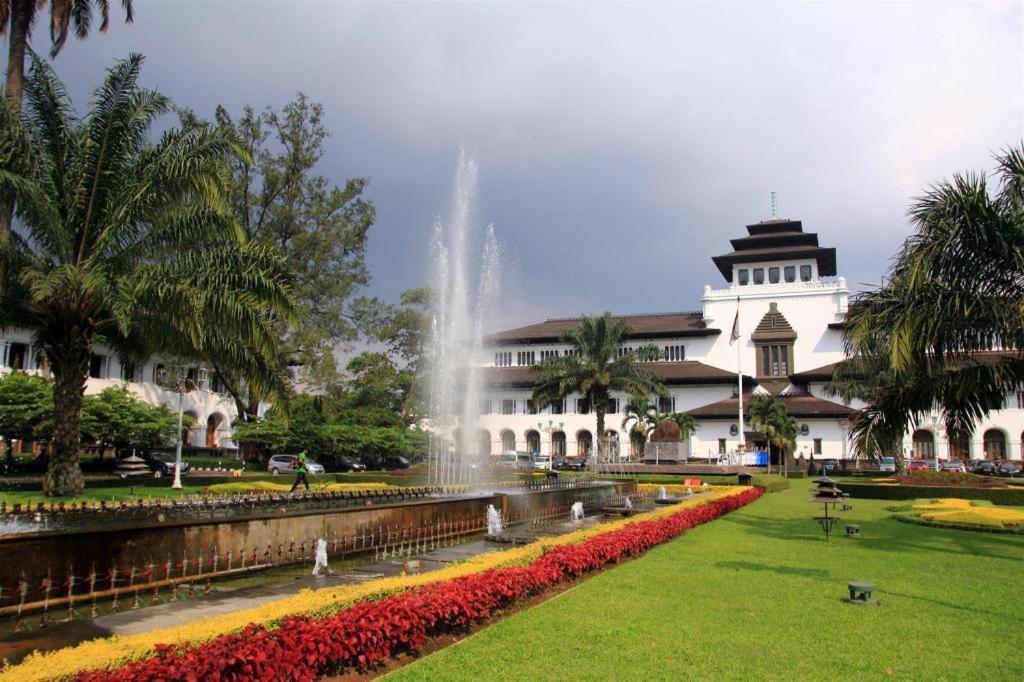 Hotel The Batik Bed And Coffee Bandung Exterior foto